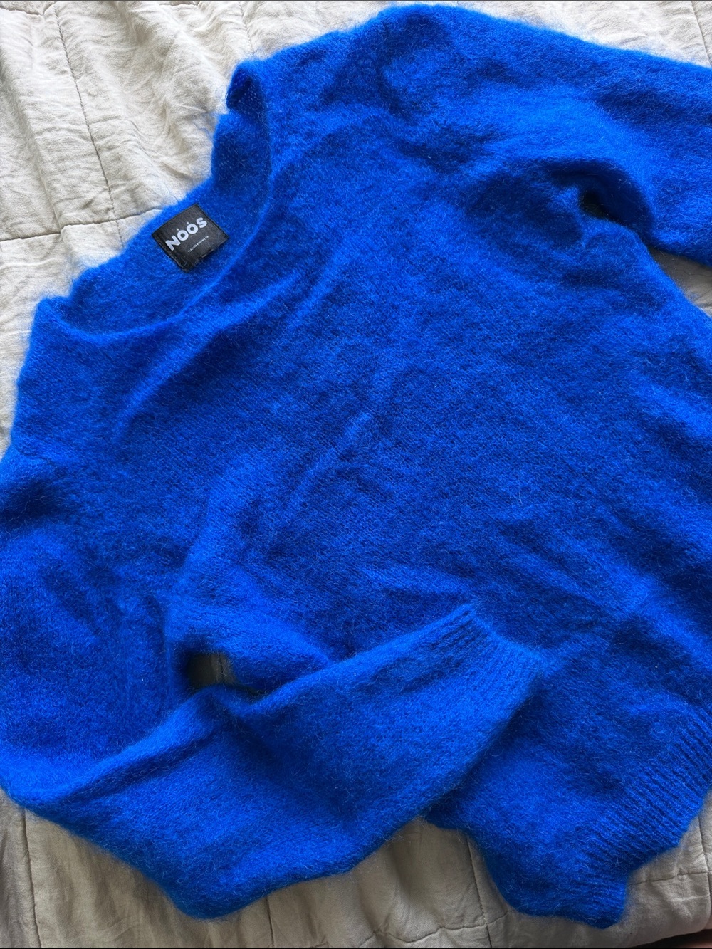 Noos Vneck Mohair sweater in vibrant blue